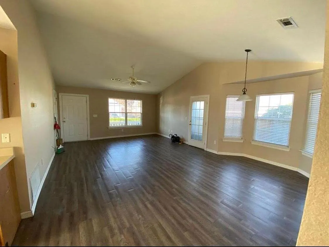 Building Photo - 970 S Eastview Dr