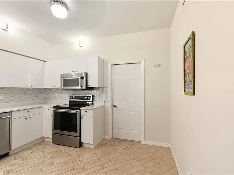 636 Windsor Sq #102 — Photo 8