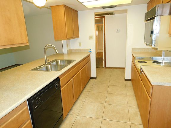 5th image of 410 E Greenway Dr