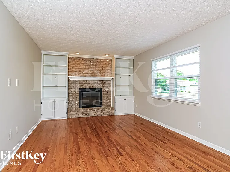 4792 Sarah Dr — Photo 6