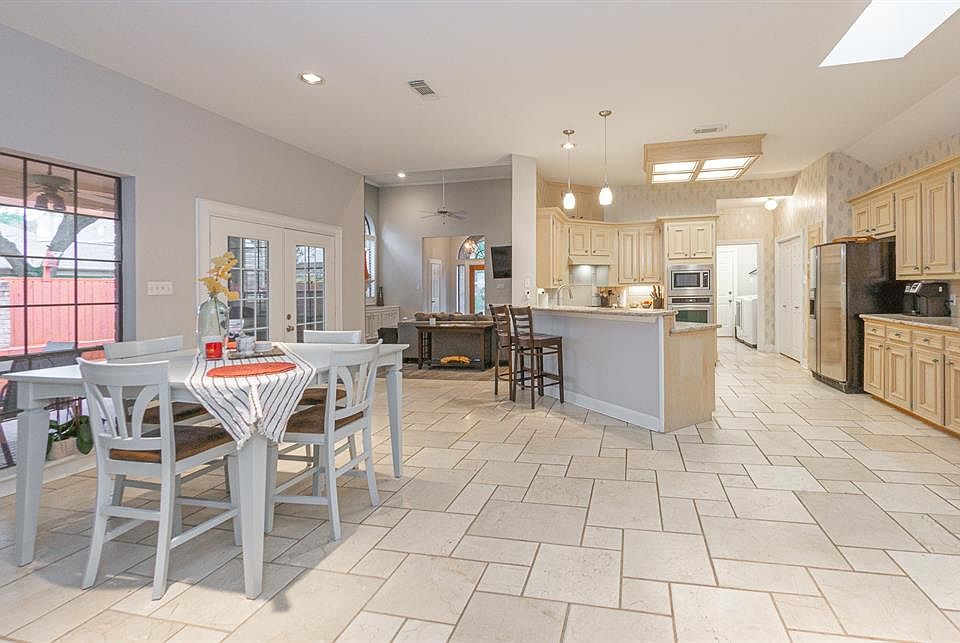 1st image of 6834 Oakwood Trace Ct