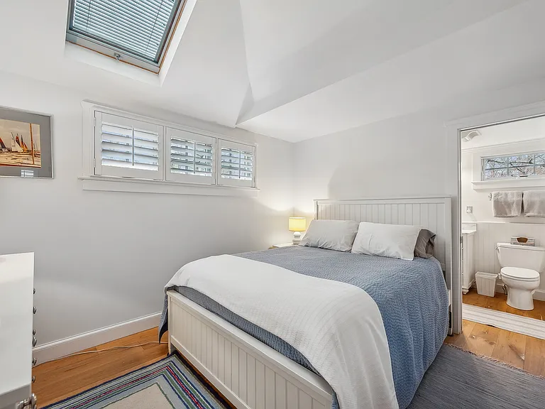 33 Bay Ave — Photo 5