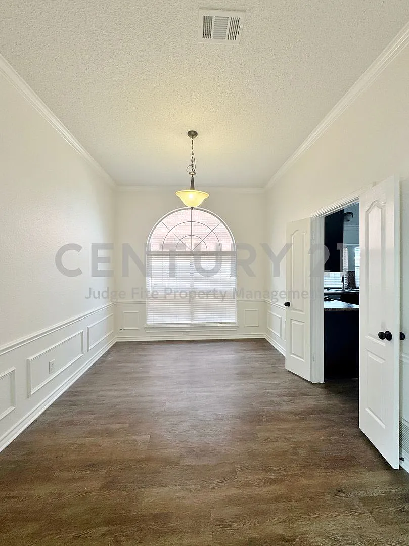 Lovely 4/2/2 On Corner Lot For Rent in Duncanville ISD! — Photo 3