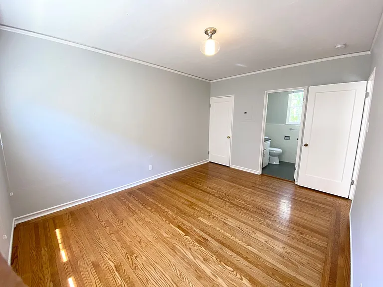 Bellevue Apartments — Photo 34