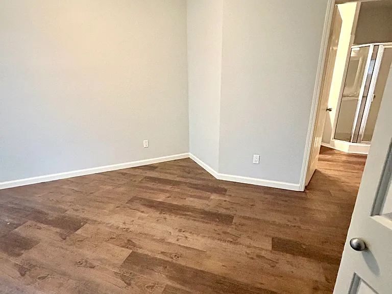 Bedroom 2 w/ direct entrance to full bath 2