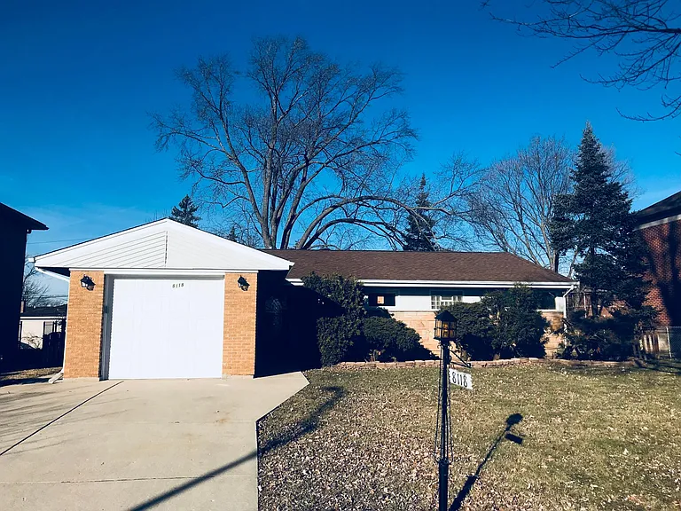 8118 W Eastwood Ave — Photo 1