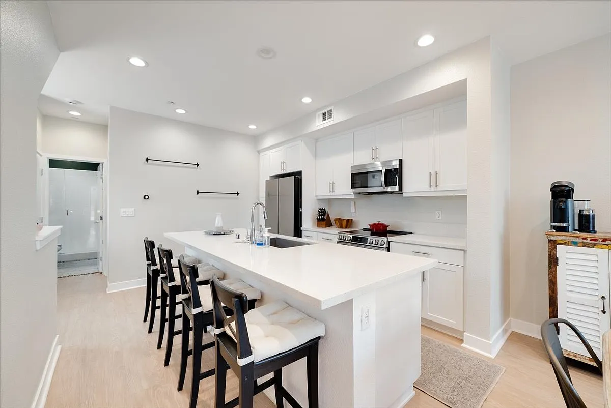 3 bed, 1571 sqft, $4,000 — Photo 1