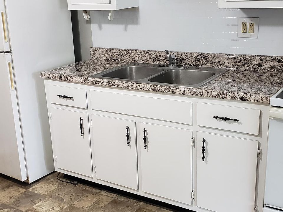 Clean and bright kitchen 11x10 with older charm, updated! Stove is smoothtop electric.