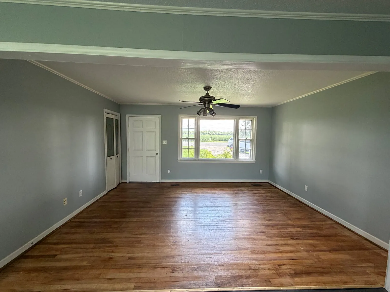 3 bed, 1.0 bath, 1035 sqft, $1,200 — Photo 3