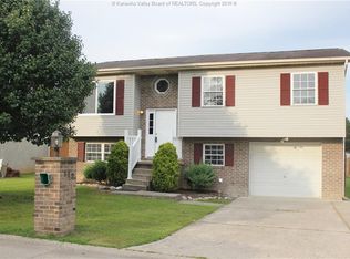 112 Hampton Ln, Hurricane, WV 25526