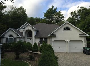 2821 Oak View Ln, Tobyhanna, PA 18466