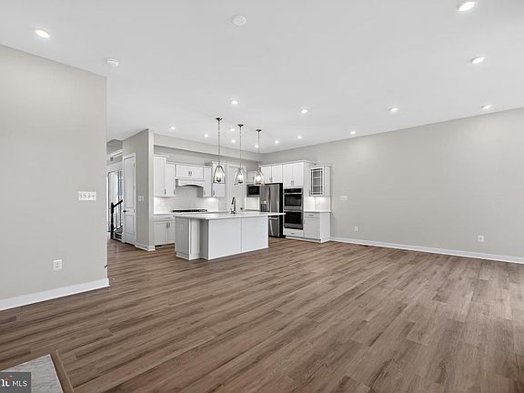 5th image of 15428 Solomon Way