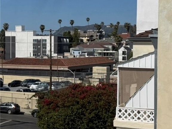 3rd image of 328 N Mariposa Ave