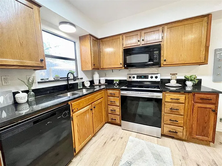5704 Sterling Green Trl — Photo 27