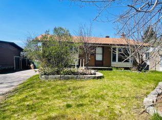 2559 Hopkins Rd, Ottawa, ON K2B 7X6
