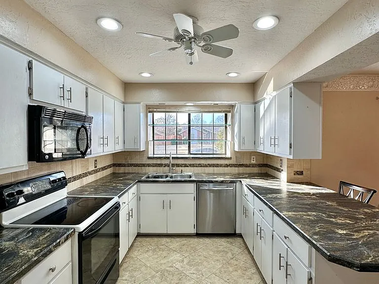 1103 NW Willow Pl — Photo 9