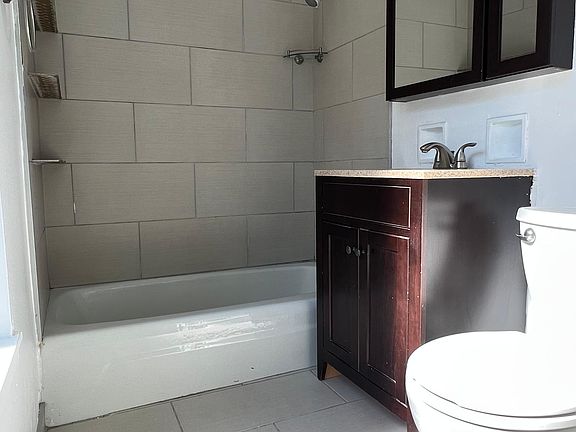 5th image of 2115 N Sedgwick St APT 3G
