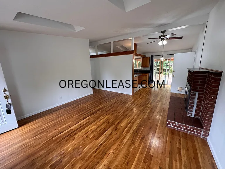 3315 University St — Photo 3