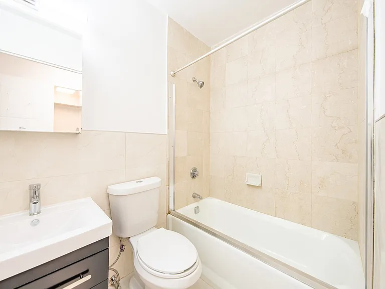 250 E 40th St #8C — Photo 7