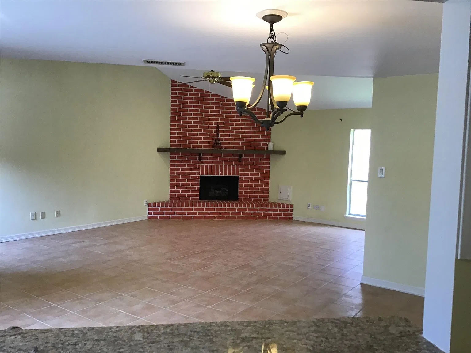 3 bed, 2.0 bath, 1901 sqft, $1,850 — Photo 3
