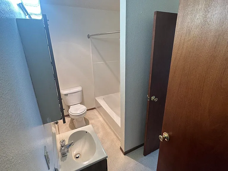 1035 W 11th St #2 — Photo 7