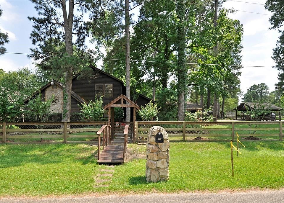 Outstanding Ranch/Traditional Home in Lake Chateau Woods.  Wood bridge and Covered Gate welcome you as you enter through the front of home.