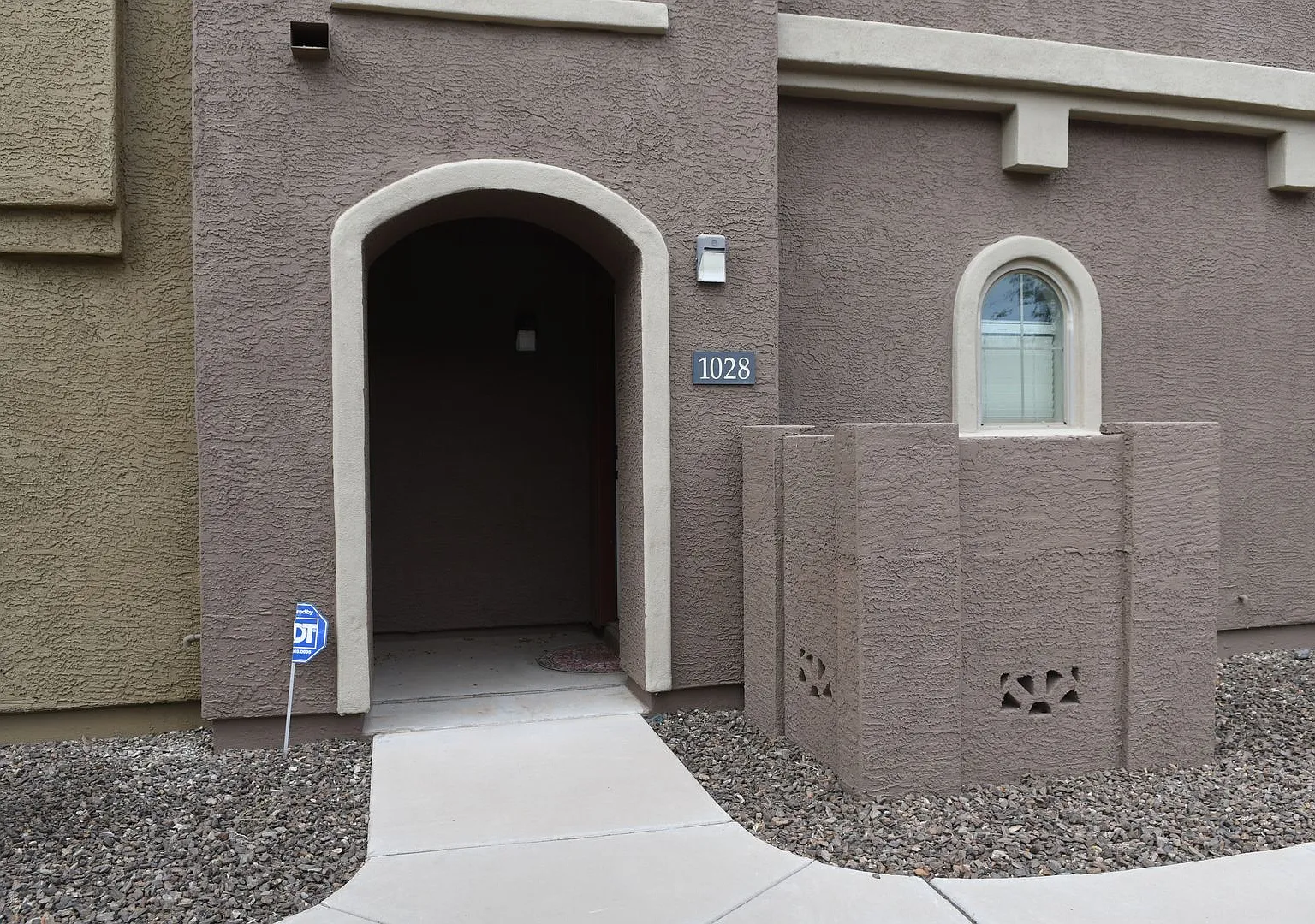 Ideal 2 Br 2.5 Ba 2 Car Garage Townhouse Near Pecos and Dobson in Chandler — Photo 3