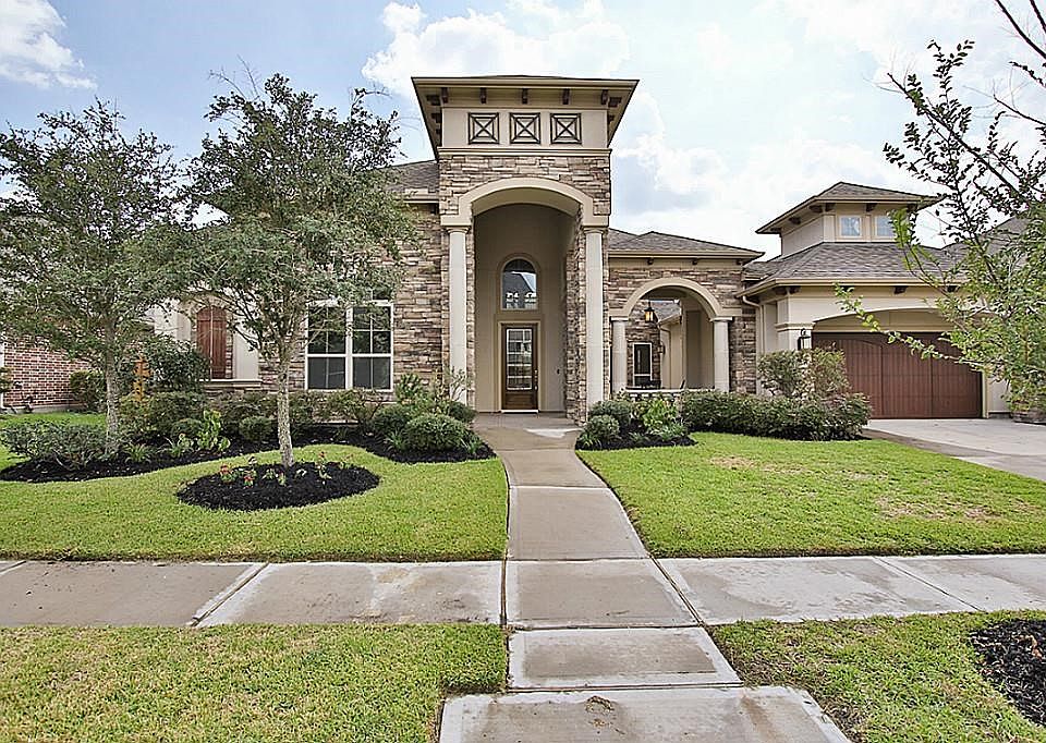 J Patrick s Award Winning Windsor Floorplan with upgraded stone/stucco elevation.  Impressive curb appeal! Complete with Sprinkler System!