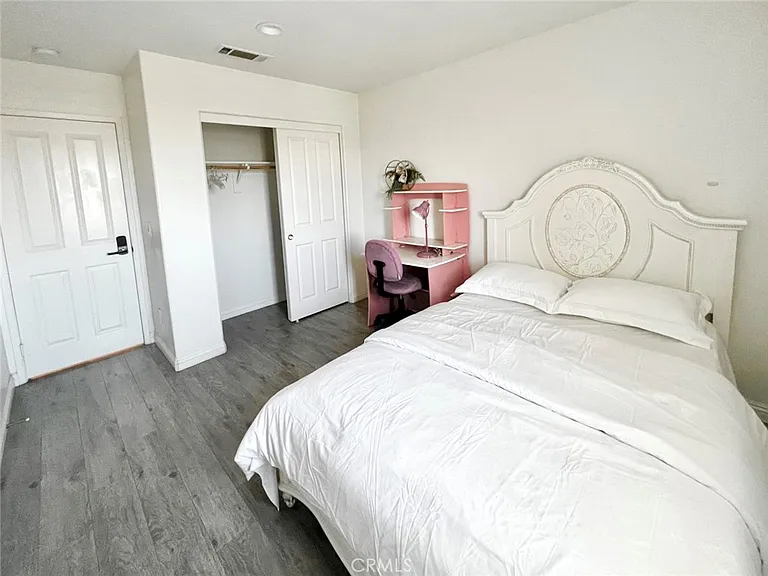 2463 E Derby Ln — Photo 6