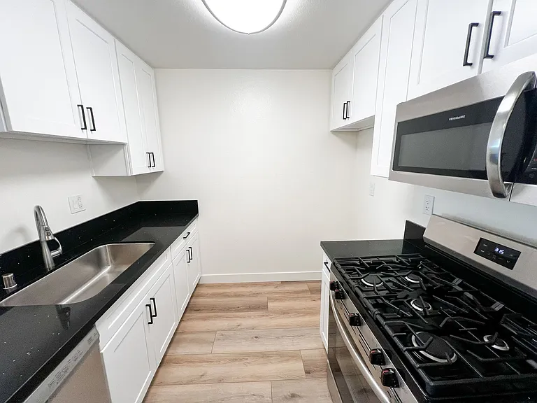 11018 Moorpark Apartments — Photo 27