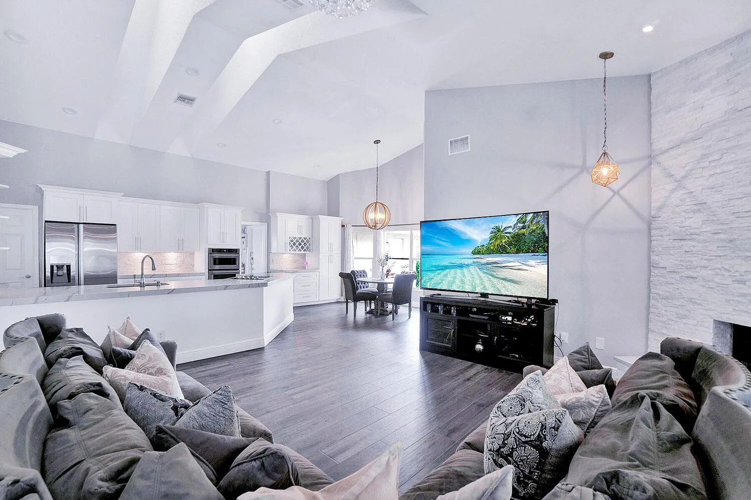 5 bed, 3.5 bath, 3047 sqft, $20,000 — Photo 2