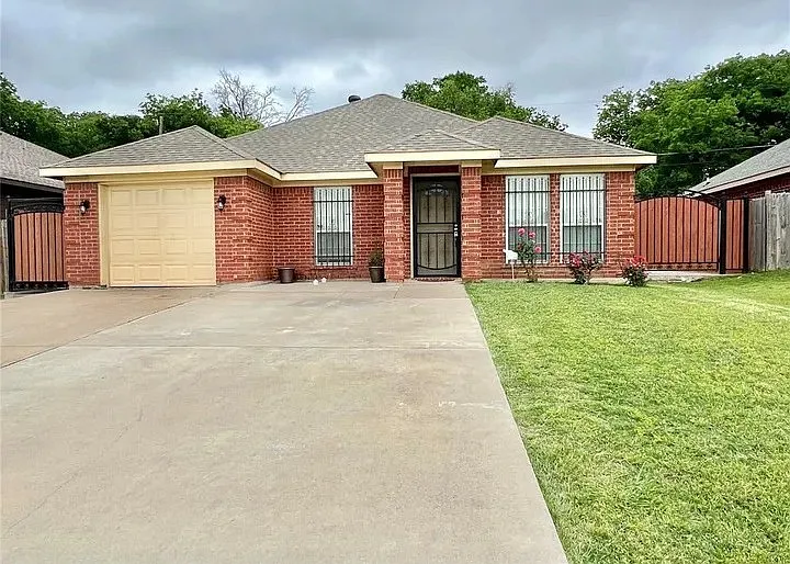 1408 California Pkwy N — Photo 1