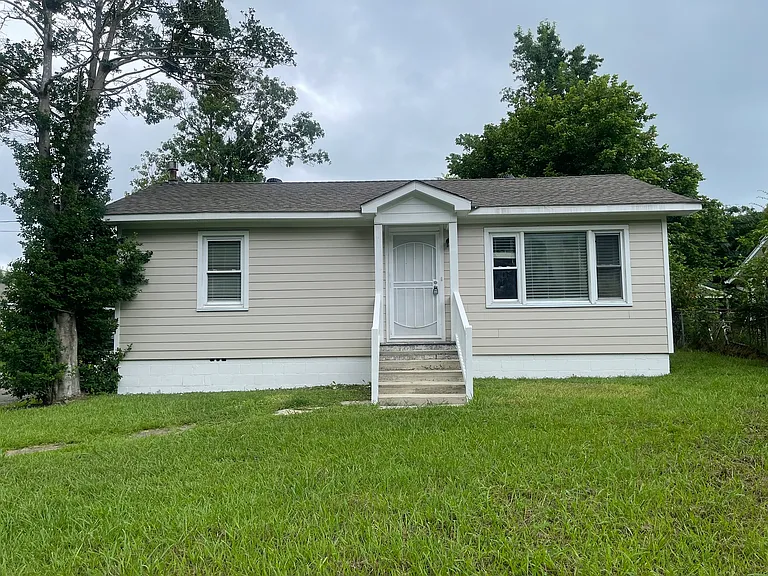 105 Brown Dr — Photo 2