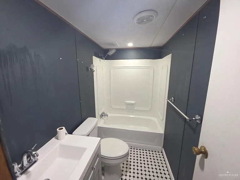 1718 E Juarez Ave NE — Photo 16