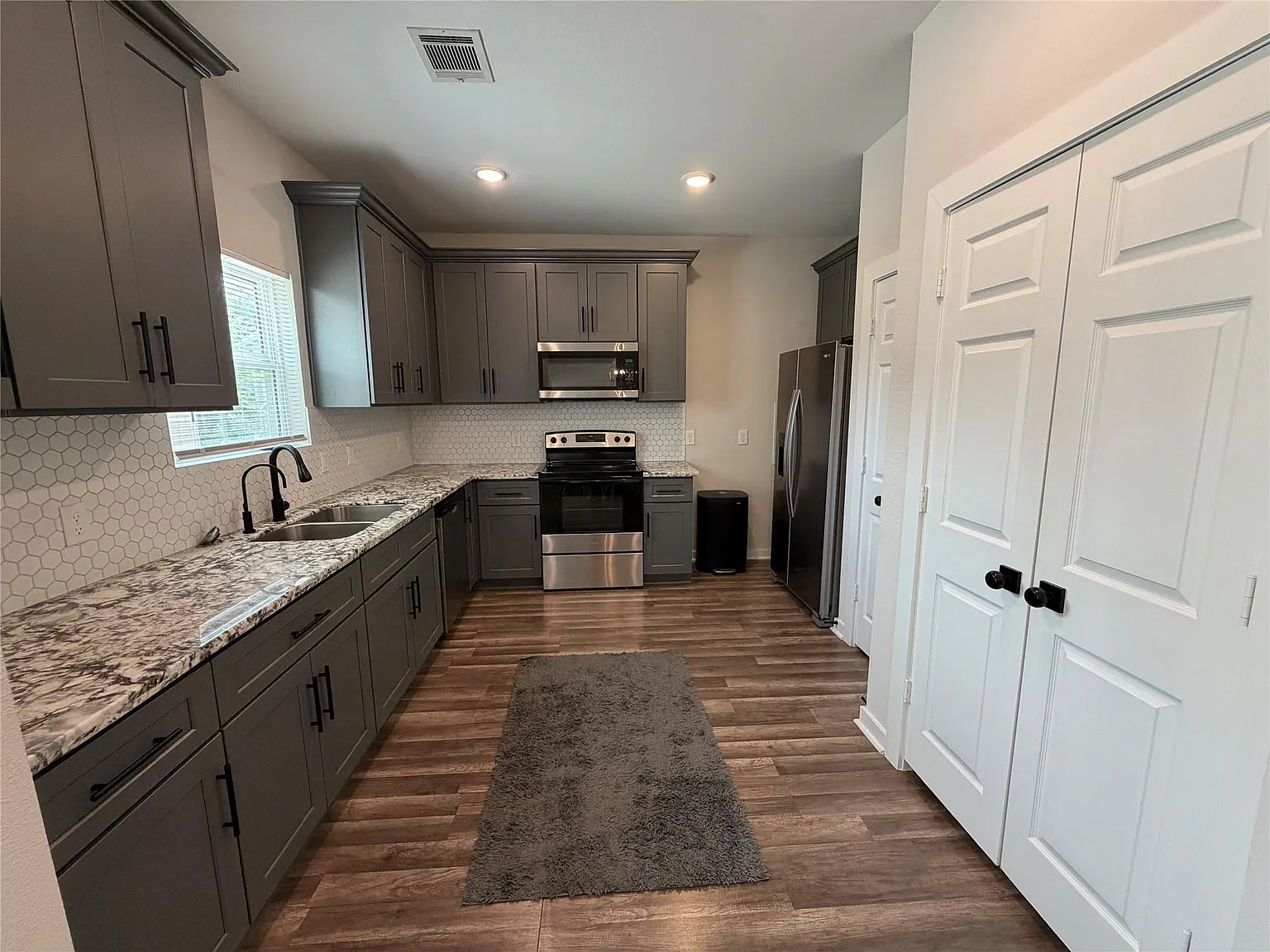3 bed, 2.0 bath, 2201 sqft, $2,100 — Photo 2