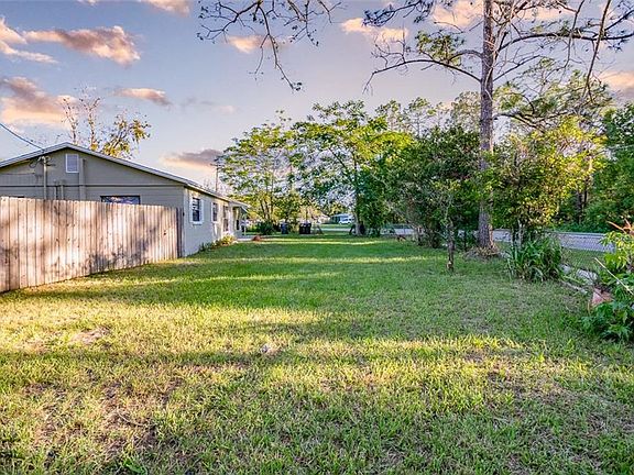 4th image of 2421 Bonneville Dr