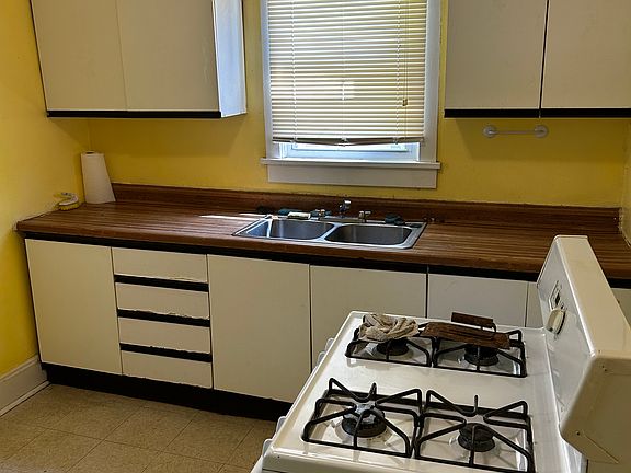 4th image of 921 E 144th St