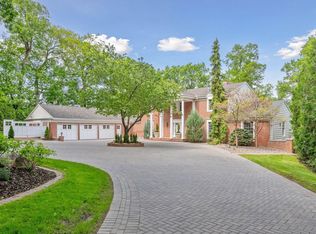 2496 Old Beach Rd, Wayzata, MN 55391