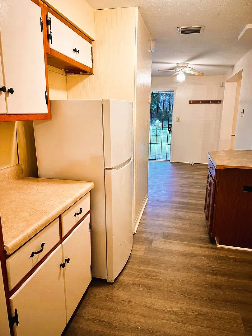 Spacious 3 bedroom 1 bath Single Family Home with Fenced in Yard!! — Photo 3