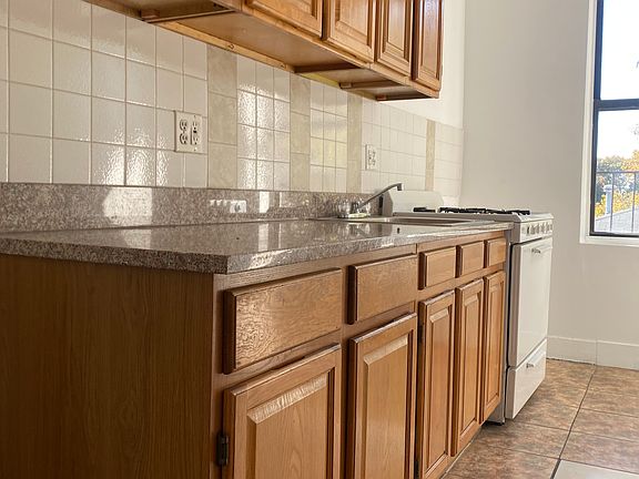 3rd image of 731 Pennsylvania Ave #3