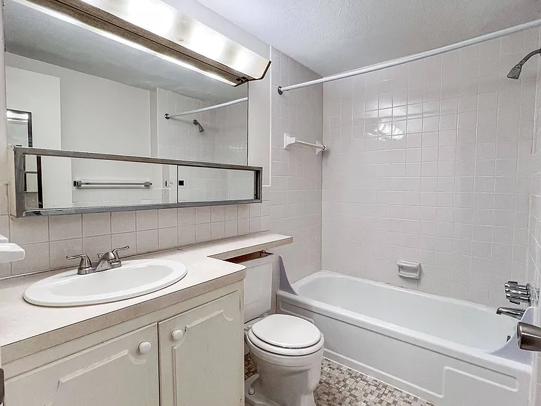 Kingston Place Apartments — Photo 31