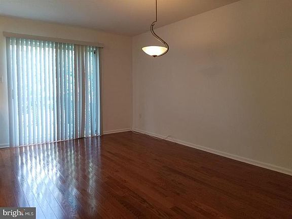 5th image of 562 Applewood Ct