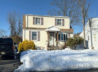 89 Riverview Rd, Pompton Lakes, NJ 07442