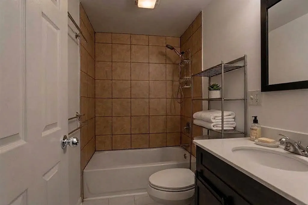 3 bed, 1.0 bath, 1367 sqft, $1,800 — Photo 2