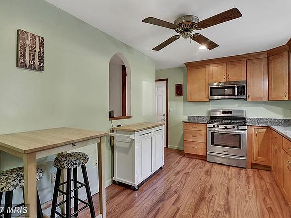 3rd image of 108 W Chestnut Hill Ln