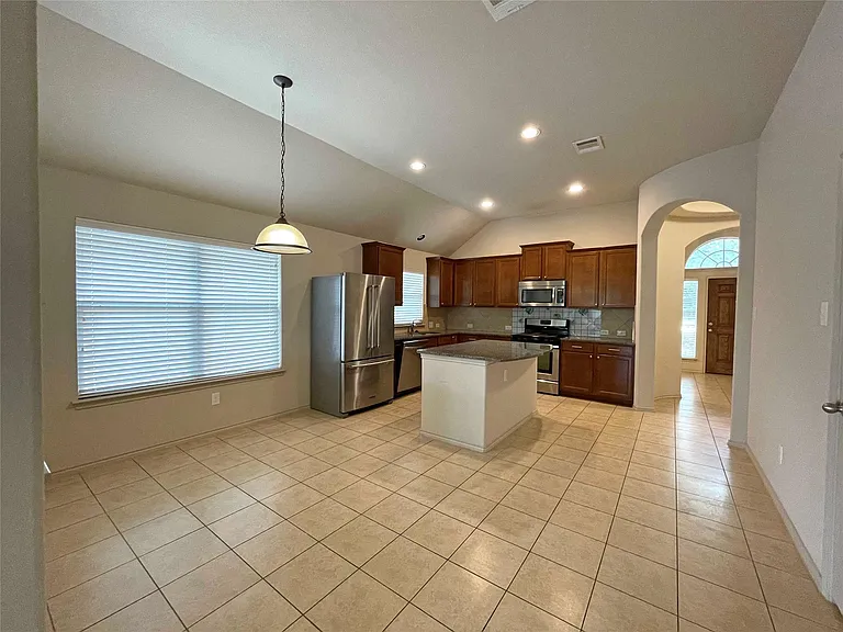 524 Cameron Cv — Photo 16