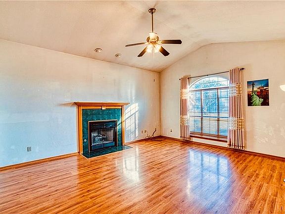 3rd image of 2936 Laurel Cir