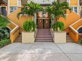 200 4th Ave S