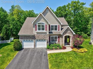10242 Beacon Ct, Grand Blanc, MI 48439