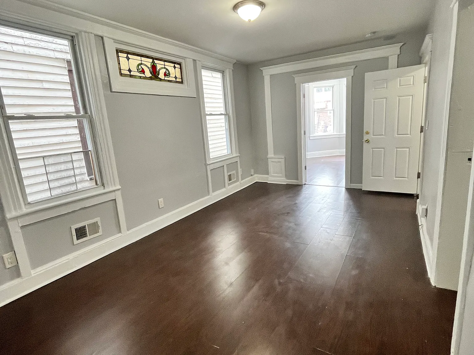 3 bed, 1000 sqft, $2,400 — Photo 3